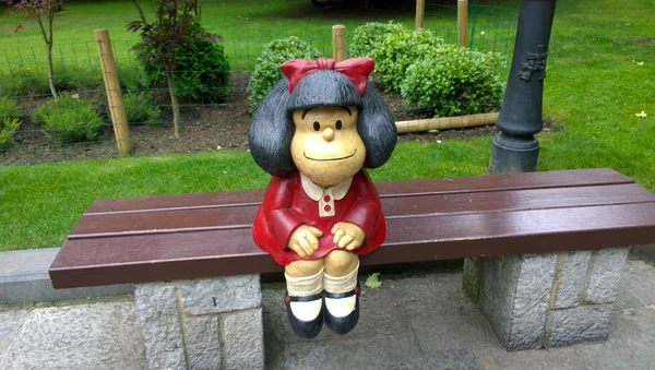 Estatua de Mafalda en el parque de San Francisco en Oviedo, Asturias, España —  Fotos de Stock
