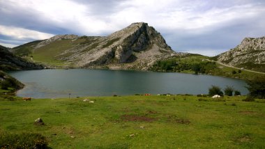  Covadonga göllerde Asturias, İspanya