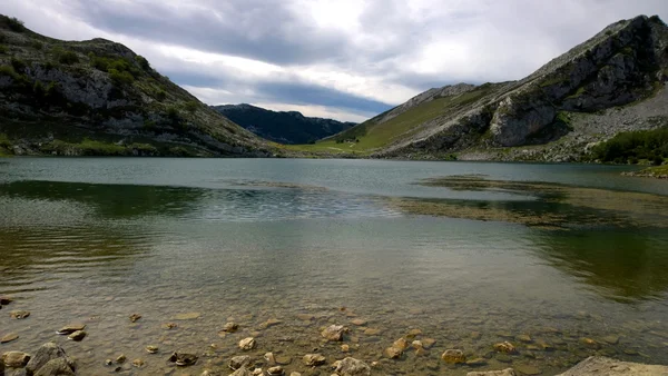 Lago di Enol nelle Asturie, Spagna — Foto Stock