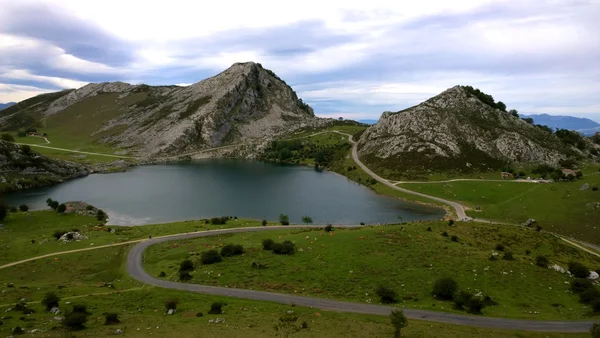 Covadonga 在西班牙阿斯图里亚斯湖烯醇湖泊景观 — 图库照片