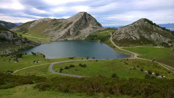 Veduta del lago Enol nelle Asturie, Spagna — Foto Stock