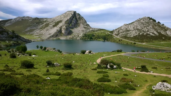 景观的湖烯 (Covadonga 湖) 在西班牙阿斯图里亚斯 — 图库照片