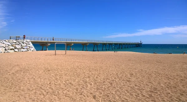 Badalona strand és Pont del Petroli Spa, Badalona, Spanyolország — Stock Fotó