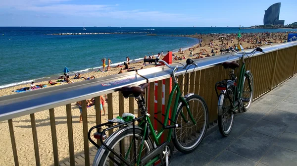 Människor på Barcelona beach i Barcelona, Spanien — Stockfoto