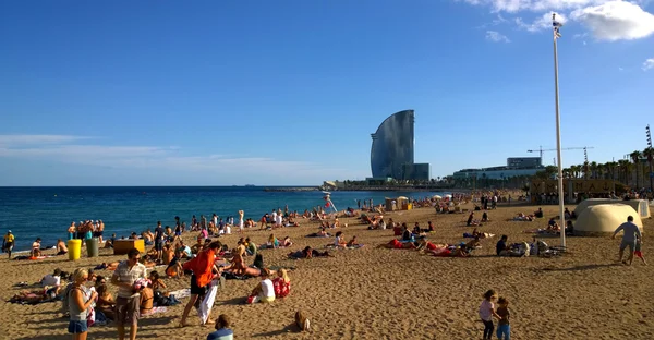 Lidé na pláži Barcelona v Barcelona, Španělsko — Stock fotografie