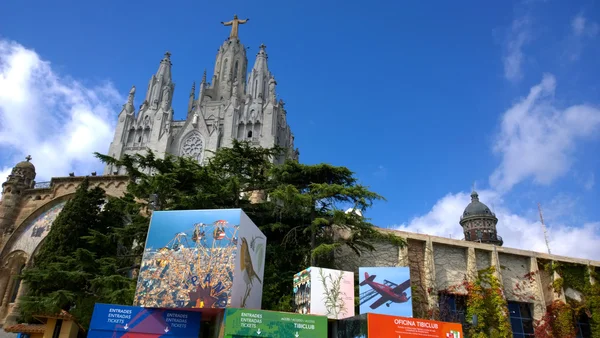 Vista della zona di ingresso gratuito del parco divertimenti Tibidabo a Barcellona — Foto Stock