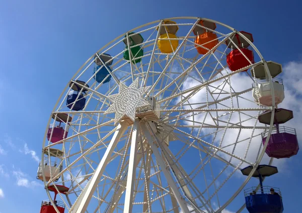 Grande roda colorida no parque de diversões — Fotografia de Stock