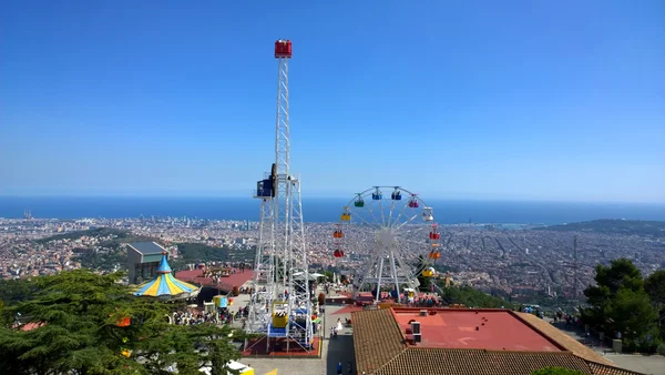 Parque de diversões Tibidabo em Barcelona, Espanha — Fotografia de Stock