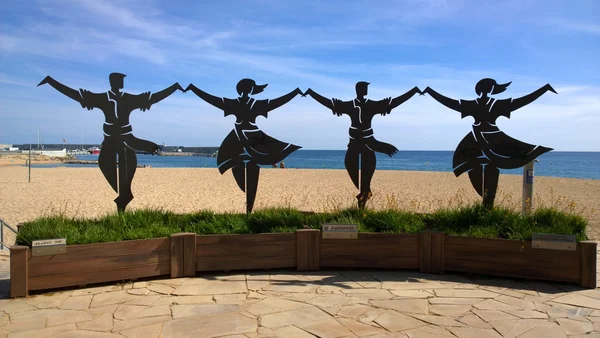 Escultura que muestra la Sardana en Blanes, España — Foto de Stock