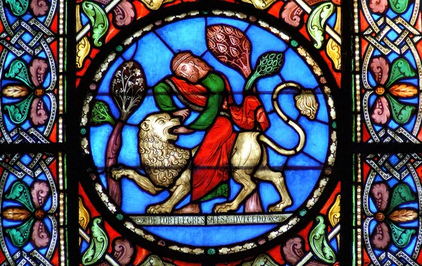 Ely, cambridgeshire, ely cathedral, united Kingdom, aufgenommen am 4. September 2007, ely cathedral Glasfenster, das die Geschichte von Samson darstellt, der den Löwen tötete — Stockfoto