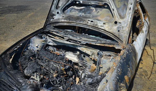 Un coche abandonado incendiado y quemado. — Foto de Stock