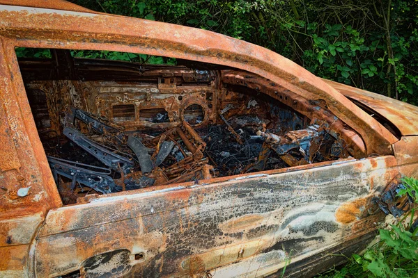 Roestige & verbrande uit auto met schade binnen — Stockfoto