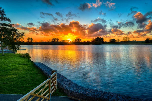 Puesta de sol sobre el agua en invierno —  Fotos de Stock