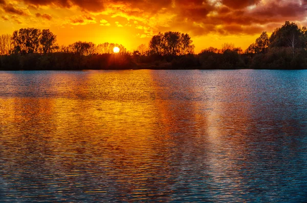 Puesta de sol sobre el agua en invierno — Foto de Stock