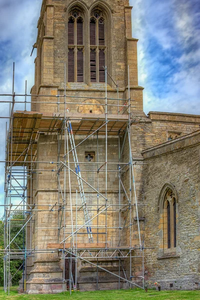 Scafolding rond de basis van een kerk toren — Stockfoto