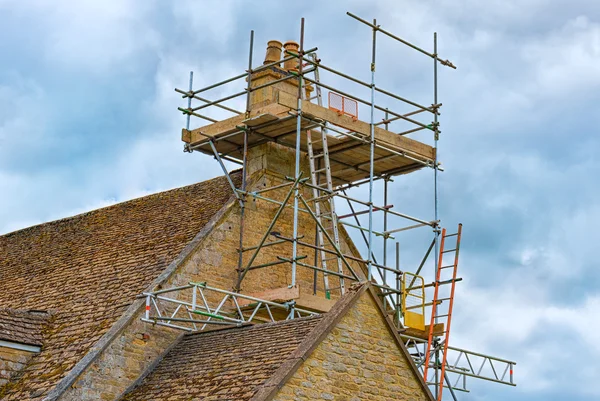 Scafolding kolem komína obytného domu — Stock fotografie