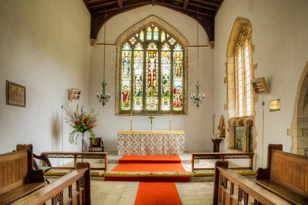 Christian Church ukazující lavice, což vede k oltáři — Stock fotografie