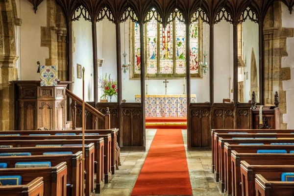 Christian Church ukazující lavice, což vede k oltáři — Stock fotografie