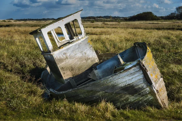 Oude rot kleine vissersboot — Stockfoto