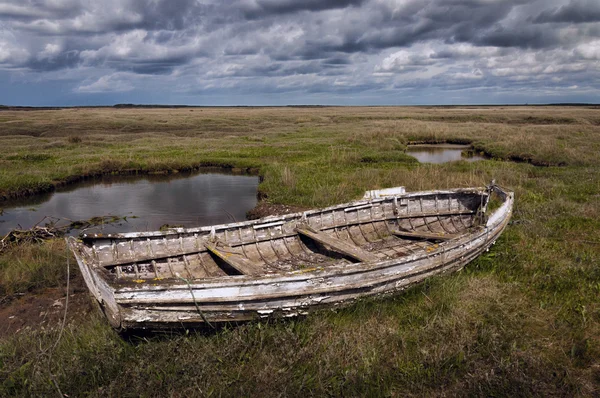 Oude rot houten strandde roeiboot — Stockfoto