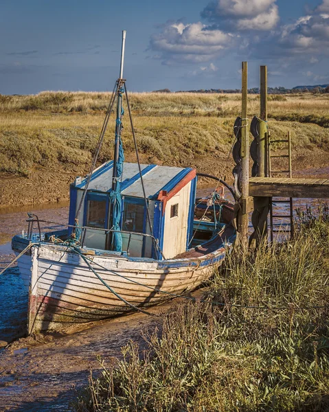 Oude rottend houten vissersboot afgemeerd omhoog — Stockfoto