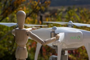 Yapay zeka servis bebeği İHA 'sı üzerinde çalışıyor. Uçmadan önce pervanelerin güvenilirliğini kontrol ediliyor ve test ediliyor.