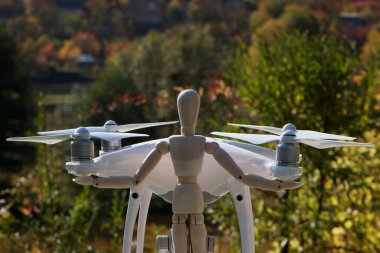 Yapay zeka servis bebeği İHA 'sı üzerinde çalışıyor. Uçmadan önce pervanelerin güvenilirliğini kontrol ediliyor ve test ediliyor.