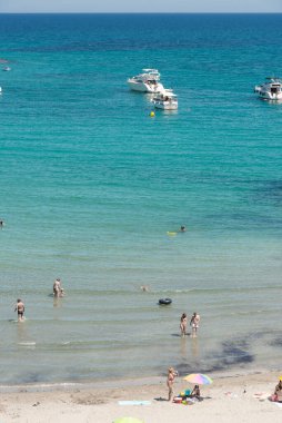 Orihuela Costa, İspanya - 16 Haziran 2018: İnsanlar Cabo Roig 'deki Cala Capitan plajında güneşleniyor ve yüzüyorlar. Alicante vilayeti. Costa Blanca 'da. İspanya.