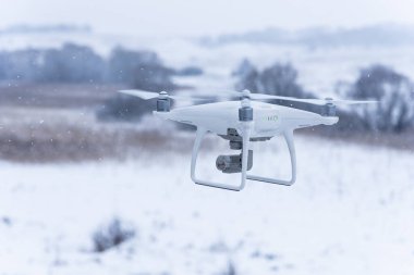 Uçan dron vahşi doğanın fotoğraflarını çekiyor. Soğuk kış havası. Yağan karla bulutlu bir gün.