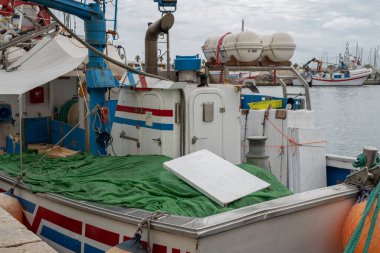 İspanya 'nın Alicante Eyaleti, Costa Blanca' daki Torrevieja limanındaki balıkçı teknesinin güvertesinde gerçek manzara. Bulutlu bir gün.