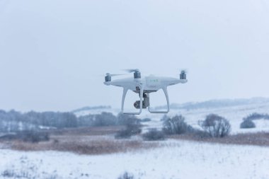 Uçan dron vahşi doğanın fotoğraflarını çekiyor. Soğuk kış havası. Yağan karla bulutlu bir gün.