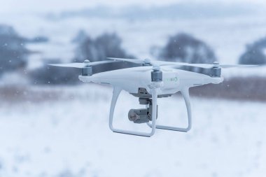 Uçan dron vahşi doğanın fotoğraflarını çekiyor. Soğuk kış havası. Yağan karla bulutlu bir gün.