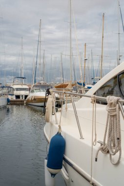 Torrevieja limanında yatlar. Bulutlu bir gün, Eylül 2018. Costa Blanca 'da. Alicante vilayeti. İspanya.