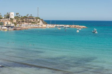 Cabo Roig sahilinin en üst manzarası ve Dehesa de Campoamor 'un kıyı şeridi. Alicante vilayeti. Costa Blanca 'da. İspanya.
