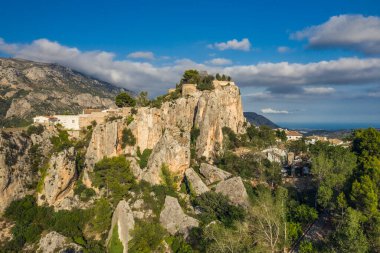 İspanya 'nın Guadalest Village ve Castel Alicante eyaletlerinin günbatımında çekilen hava görüntüleri Costa Blanca.