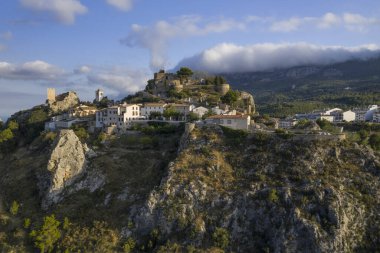 İspanya 'nın Guadalest Village ve Castel Alicante eyaletlerinin günbatımında çekilen hava görüntüleri Costa Blanca.