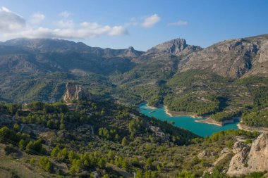 Guadalest Gölü Vadisi 'nin hava manzarası Alicante ili Costa Blanca İspanya' nın günbatımında çekildi..