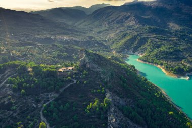 Guadalest Gölü Vadisi 'nin hava manzarası Alicante ili Costa Blanca İspanya' nın günbatımında çekildi..