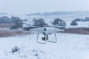 Uçan dron vahşi doğanın fotoğraflarını çekiyor. Soğuk kış havası. Yağan karla bulutlu bir gün.