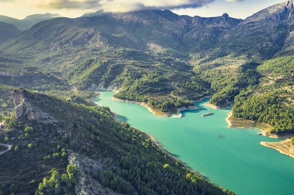 Guadalest Gölü Vadisi 'nin hava manzarası Alicante ili Costa Blanca İspanya' nın günbatımında çekildi..