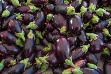 Haftalık İspanyol pazarındaki bir yığın taze patlıcanın yemek geçmişi. Seçici odak