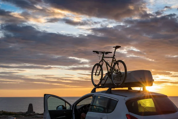 Silhouette Vélo Montagne Monté Sur Toit Voiture Avec Fond Lumière — Photo