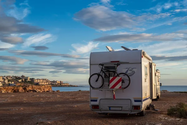 Coucher Lever Soleil Sur Une Falaise Rocheuse Avec Remorque Voyage — Photo