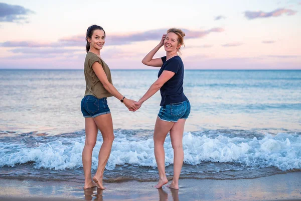 Conceito Lazer Amizade Duas Mulheres Jovens Sorridentes Felizes Melhores Amigos — Fotografia de Stock