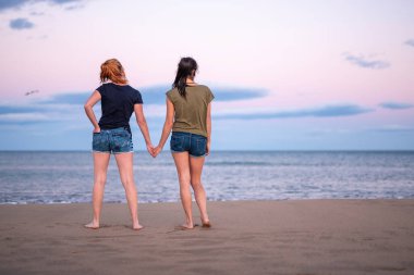 İki güzel genç kız güzel en iyi arkadaş yaz tatillerinde Akdeniz 'de eğlenen kadınlar, mini kot şortlar, inanılmaz sarışın ve esmer saçlar, seyahat deneyimi, mutlu duygular..