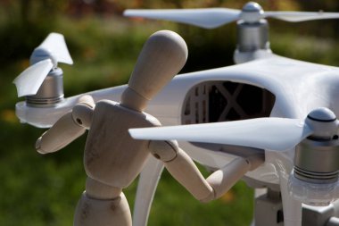 Yapay zeka servis bebeği İHA 'sı üzerinde çalışıyor. Uçmadan önce pil konumu kontrol ediliyor.