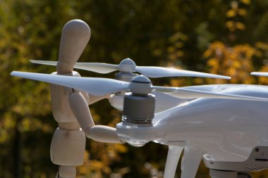 Yapay zeka servis bebeği İHA 'sı üzerinde çalışıyor. Uçmadan önce pervanelerin güvenilirliğini kontrol ediliyor ve test ediliyor.