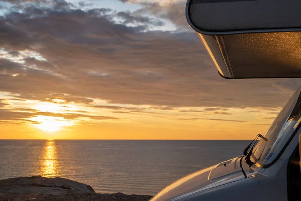 Cabane Caravane Sur Fond Mer Méditerranéenne Lever Soleil Ciel Concentration — Photo