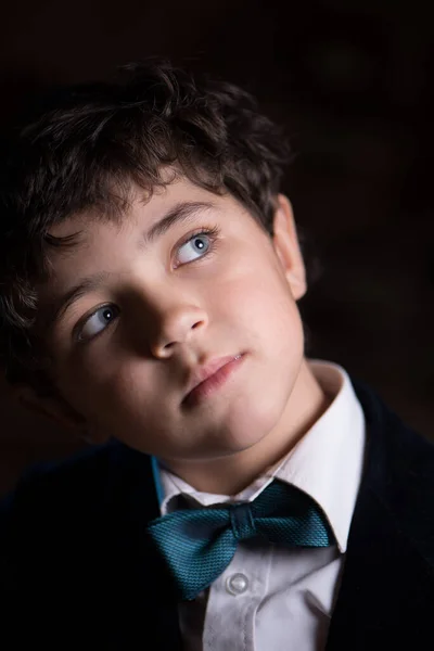 Πορτρέτο Των Ονείρων Χαριτωμένο Νεαρό Αγόρι Στο Σκοτεινό Φόντο — Φωτογραφία Αρχείου