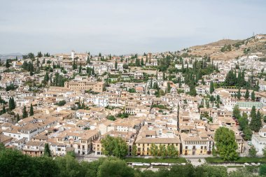 Albacin bölgesinin detaylı manzara fotoğrafı, Granada eski kasabası, Endülüs, İspanya 2019. Seramik çatılı beyaz evler selvi ve diğer yeşilliklerle çevrili..